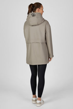 Pikeur RAINZIP CAPE cape imperméable, coloris mocha cream, porté vue de dos