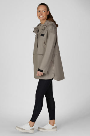 Pikeur RAINZIP CAPE cape imperméable, coloris mocha cream, porté vue de face