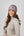 Pikeur BEANIE bonnet, coloris ash mauve, porté vue de face