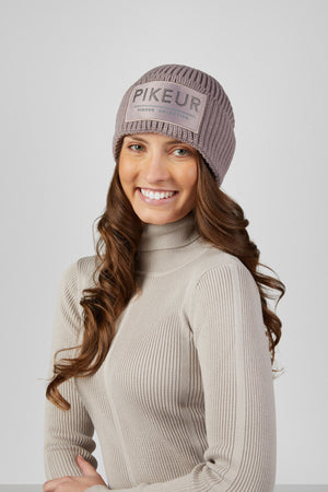 Pikeur BEANIE bonnet, coloris ash mauve, porté vue de face