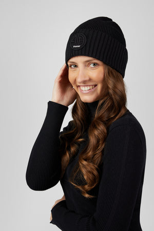 Pikeur BEANIE bonnet, coloris noir, porté vue de face