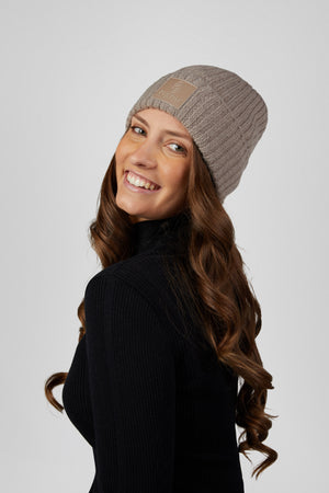 Pikeur BEANIE bonnet, coloris mocha cream, porté vue de face