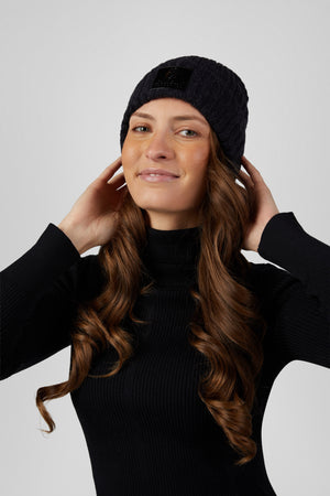 Pikeur BEANIE bonnet, coloris noir, porté vue de face