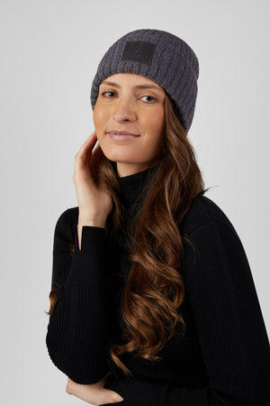 Pikeur BEANIE bonnet, coloris basalt grey, porté vue de face