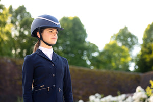 IT03538_lifestyle_juniorproshowjacket_navy_12