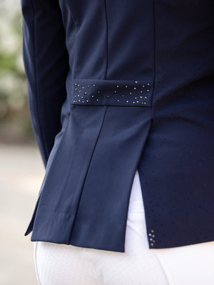 IT03538_lifestyle_juniorproshowjacket_navy_13