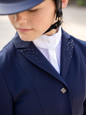 IT03538_lifestyle_juniorproshowjacket_navy_15