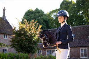 IT03538_lifestyle_juniorproshowjacket_navy_16