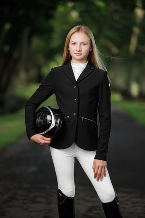 IT03539_lifestyle_juniorproshowjacket_black_1