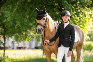 IT03539_lifestyle_juniorproshowjacket_black_12