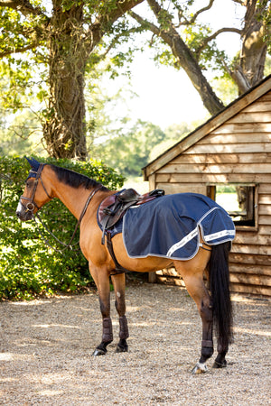 IT03556_lifestyle_arikawaterproofquartersheet_navy_2
