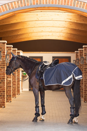 IT03556_lifestyle_arikawaterproofquartersheet_navy_3