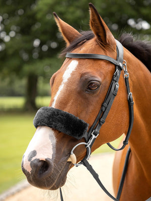 IT03684_lifestyle_simuwoolnosebandcover_black_1