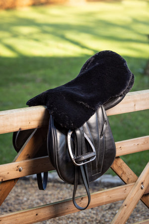 IT03700_lifestyle_simuwoolseatsaver_black_2