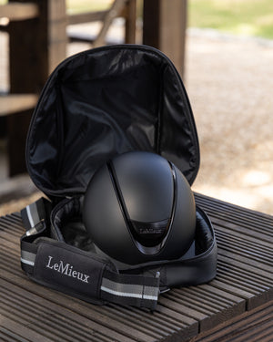 IT03772_lifestyle_eliteprohatbag_black_1