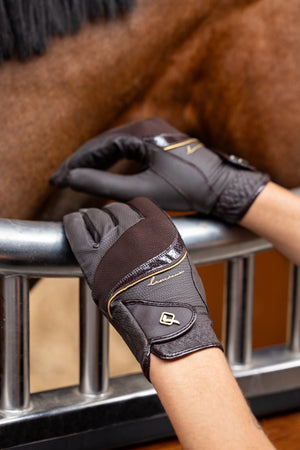 IT03831_lifestyle_competitiongloves_brown_1