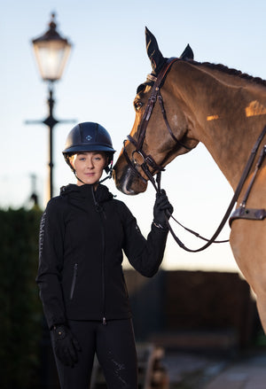 IT04075_lifestyle_celinesoftshell_black_1