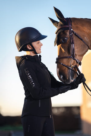 IT04075_lifestyle_celinesoftshell_black_2