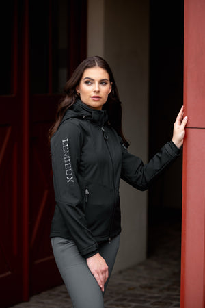 IT04075_lifestyle_celinesoftshelljacket_black_4