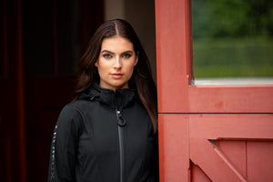 IT04075_lifestyle_celinesoftshelljacket_black_5