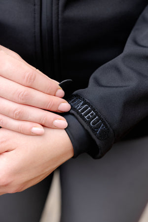 IT04075_lifestyle_celinesoftshelljacket_black_9