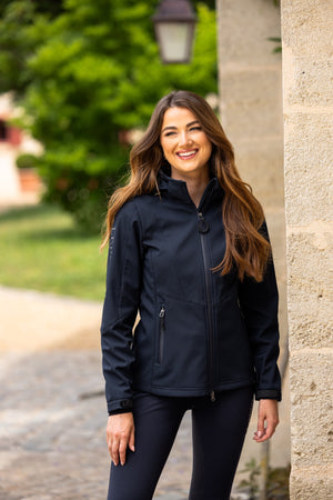 IT04076_lifestyle_celinesoftshelljacket_navy_2
