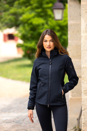 IT04076_lifestyle_celinesoftshelljacket_navy_4