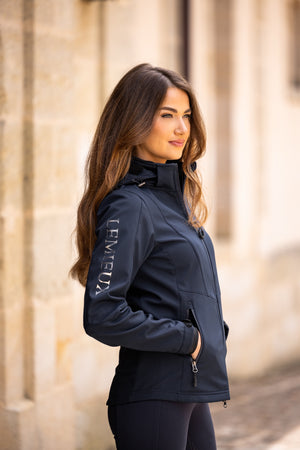 IT04076_lifestyle_celinesoftshelljacket_navy_5