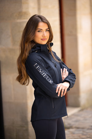 IT04076_lifestyle_celinesoftshelljacket_navy_6