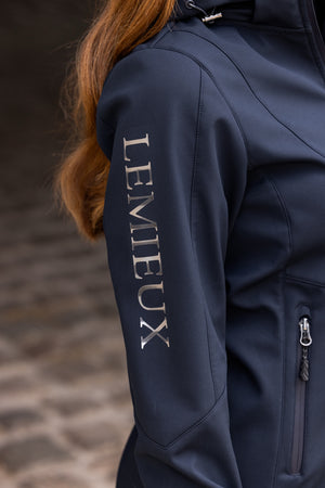 IT04076_lifestyle_celinesoftshelljacket_navy_8