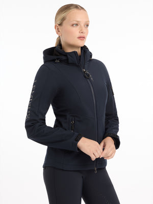 IT04076_studio_CelineSoftShellJacket_Navy_0002