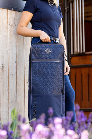 IT04236_lifestyle_eliteprobridlebag_navy_1