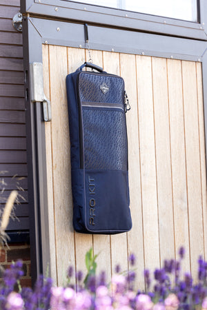 IT04236_lifestyle_eliteprobridlebag_navy_2
