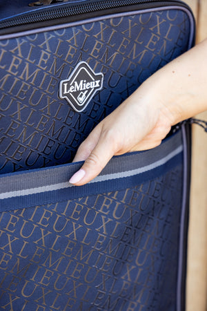 IT04236_lifestyle_eliteprobridlebag_navy_5