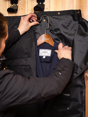 IT04239_lifestyle_luxeshowjacketduffelbag_black_02