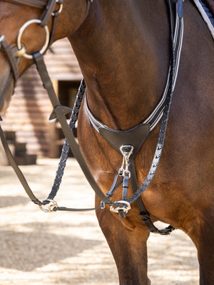 IT04292_lifestyle_arikaelasticatedbreastplate_blacksilver_1