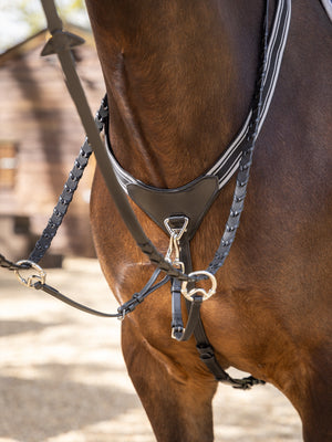 IT04292_lifestyle_arikaelasticatedbreastplate_blacksilver_3
