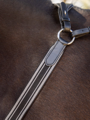 IT04292_lifestyle_arikaelasticatedbreastplate_blacksilver_4