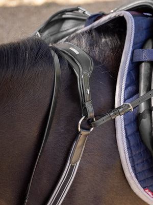 IT04292_lifestyle_arikaelasticatedbreastplate_blacksilver_5