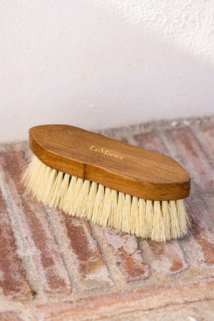 Brosse de finition Artisan Soft LeMieux - Marron - mise en situation