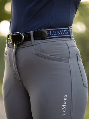 Ceinture élastique LeMieux bleu marine portée