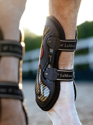 Guêtres ExoFlex LeMieux marron et or vue sur le cheval