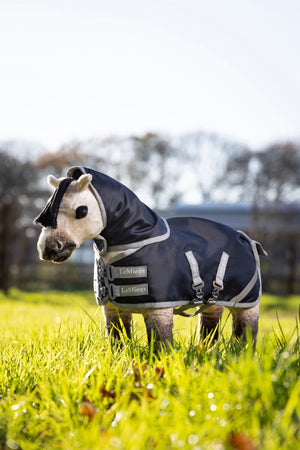 Couverture Storm-Tek pour poney jouet LeMieux bleu marine portée