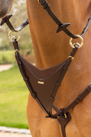 IT04283_lifestyle_bibmartingaleattachment_havana_brass
