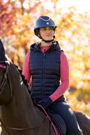 IT06620_lifestyle_rosehoodedpuffergilet_navy_002