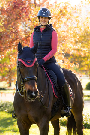 IT06620_lifestyle_rosehoodedpuffergilet_navy_003