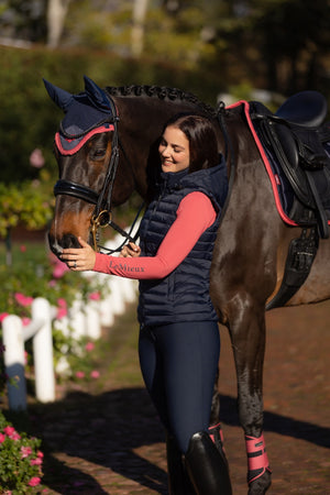 IT06620_lifestyle_rosehoodedpuffergilet_navy_006