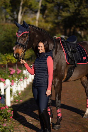 IT06620_lifestyle_rosehoodedpuffergilet_navy_007