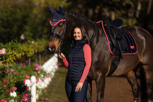 IT06620_lifestyle_rosehoodedpuffergilet_navy_008