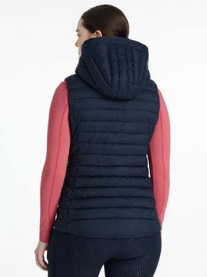 IT06620_studio_rosehoodedpuffergilet_navy_002